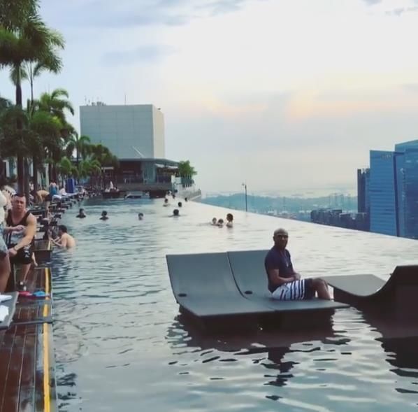 真土豪!梅威瑟畅游新加坡，在世界最贵酒店楼顶泳池享受时光