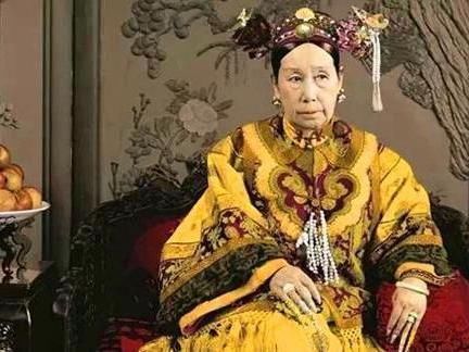 慈禧第一次见到电灯惊喜的喊出两个字,太监宫