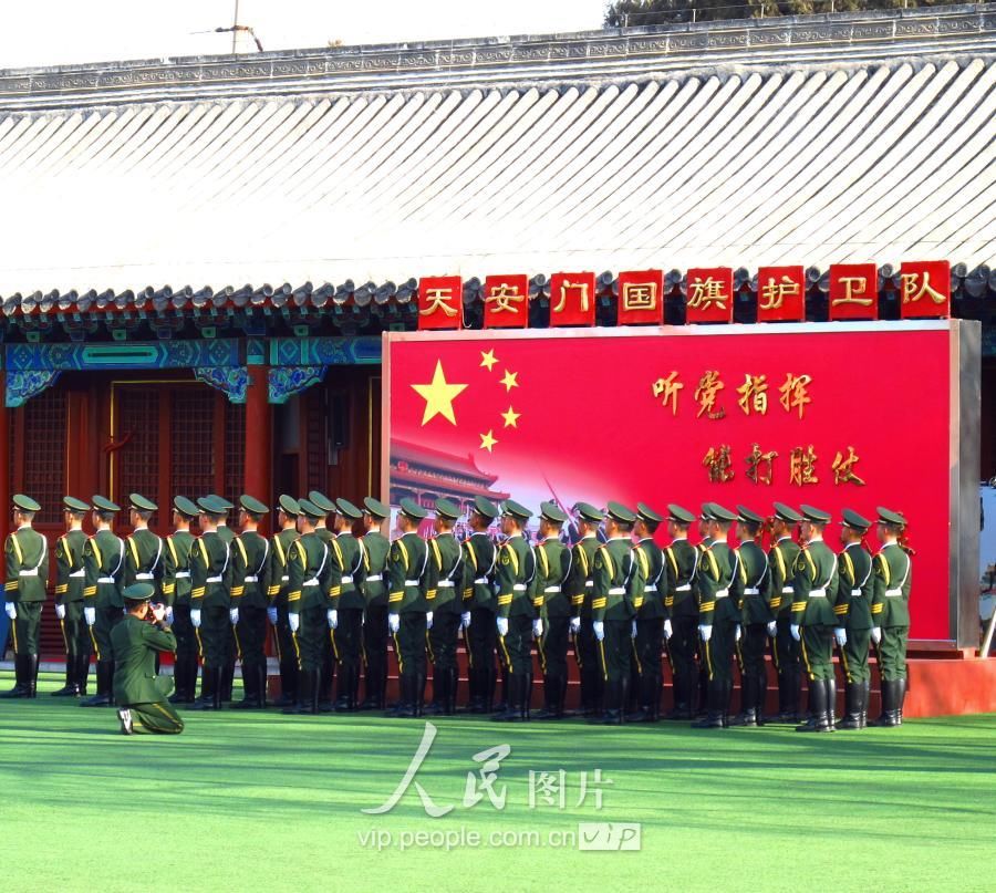 北京:天安门国旗班官兵合影留念