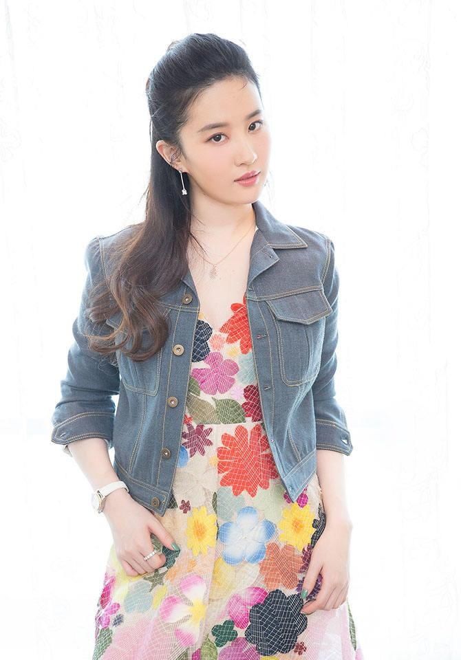 刘亦菲大冬天穿高跟凉鞋,这种时尚潮流你能接