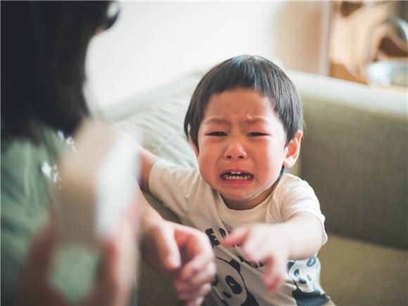 爱发脾气，是孩子内心脆弱的表现！父母的行为将影响孩子一生！