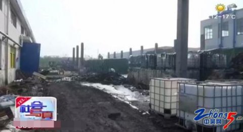 常州新北一旧厂房火灾过后废料外漏,散发刺鼻