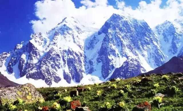 新疆有座被众人膜拜3000多年的神山，美的逆天了！