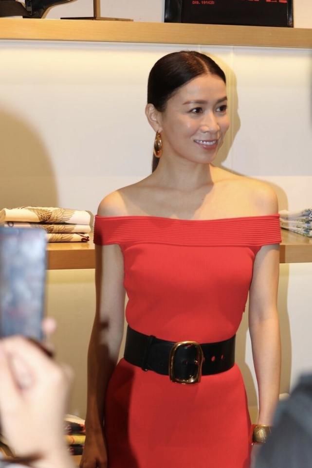 佘诗曼是真的嫩，穿一身红色连衣裙配长筒靴，70后硬活成90后