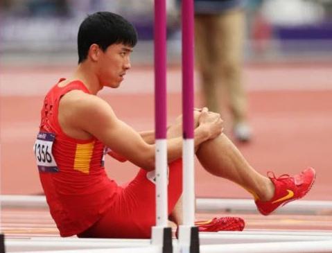 她和傅园慧是队友,生理期仍坚持比赛,夺冠后被