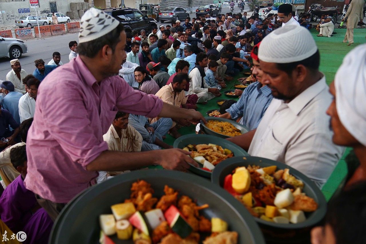 巴基斯坦卡拉奇的穆斯林斋月期间,人们在路边