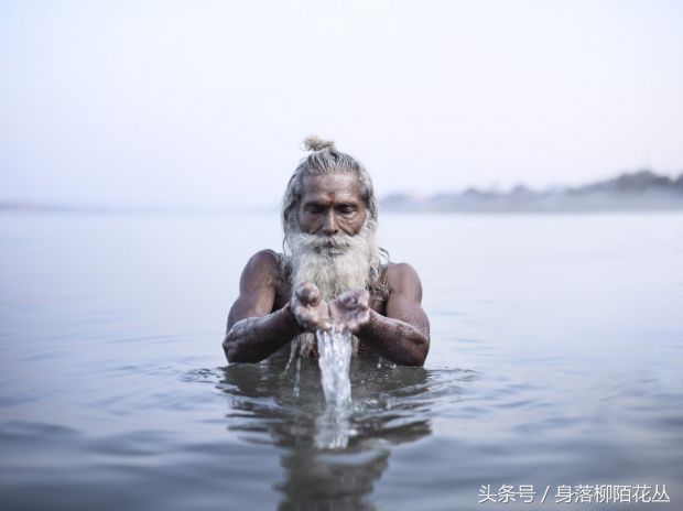 实拍印度的苦行禁欲者的日常生活