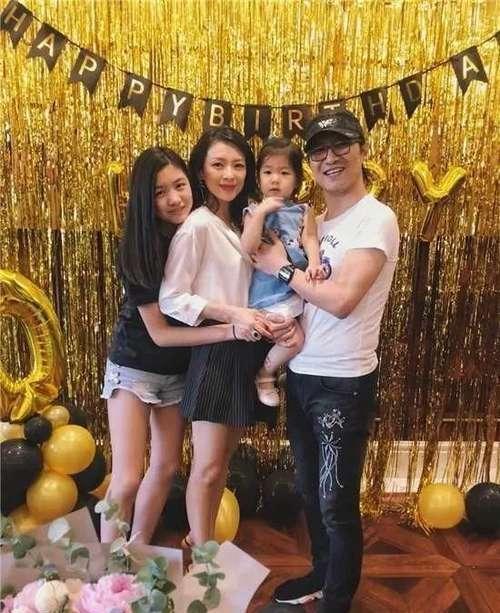 真怀了?40岁章子怡疑怀二胎,近照孕肚明显!网