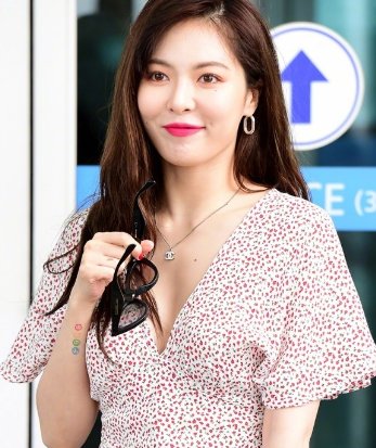 金泫雅由仁川国际机场出国,为马儿的颜值和身