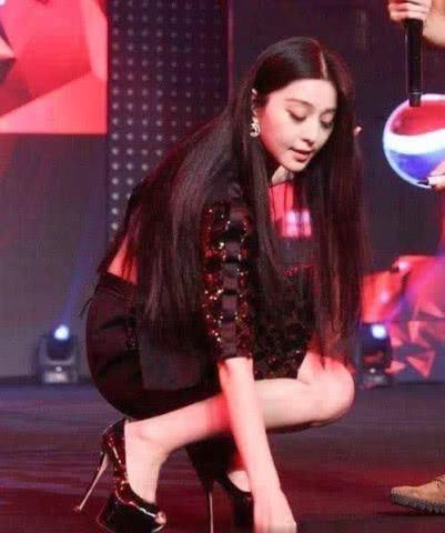 冉莹颖的无跟鞋早被AB杨幂穿烂了,怕站不稳两