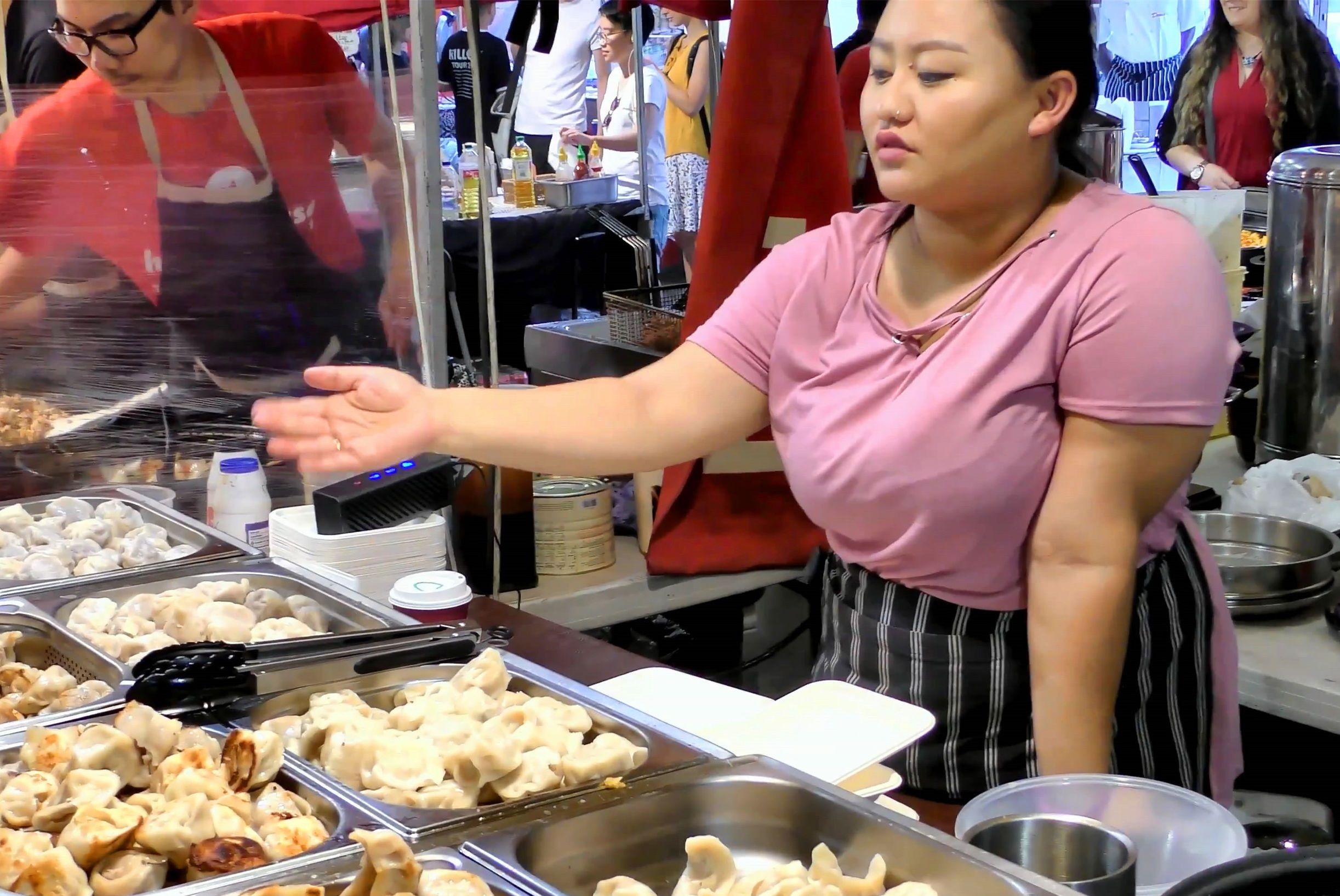 中国夫妇伦敦美食街卖煎饺,牛羊肉馅每天卖出