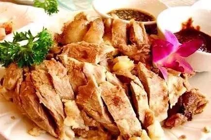 在浩瀚无际的库布其沙漠中，出现一个奇迹，一个海市蜃楼般的存在