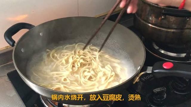 豆腐皮不要炒韭菜了，教你个简单新做法，吃一口上瘾，比肉都香