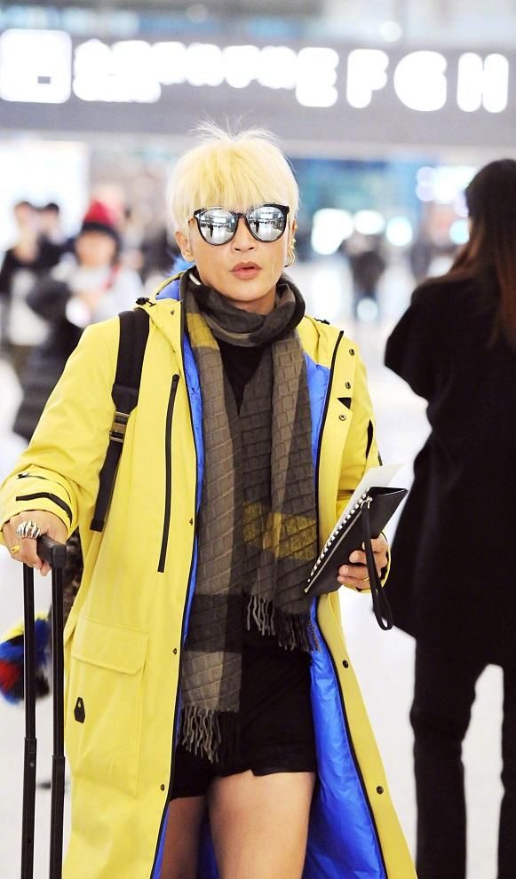 陈志朋现身机场造型另类辣眼睛,确定内心不是