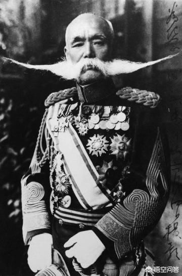 为什么日本鬼子嘴巴下面留一撮毛?