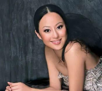 正文  但是俩个人欠的钱还是要还的啊,所以钟镇涛找了个妻子,而章小蕙