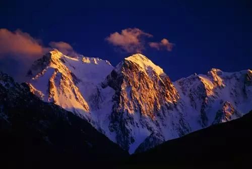 新疆有座被众人膜拜3000多年的神山，美的逆天了！