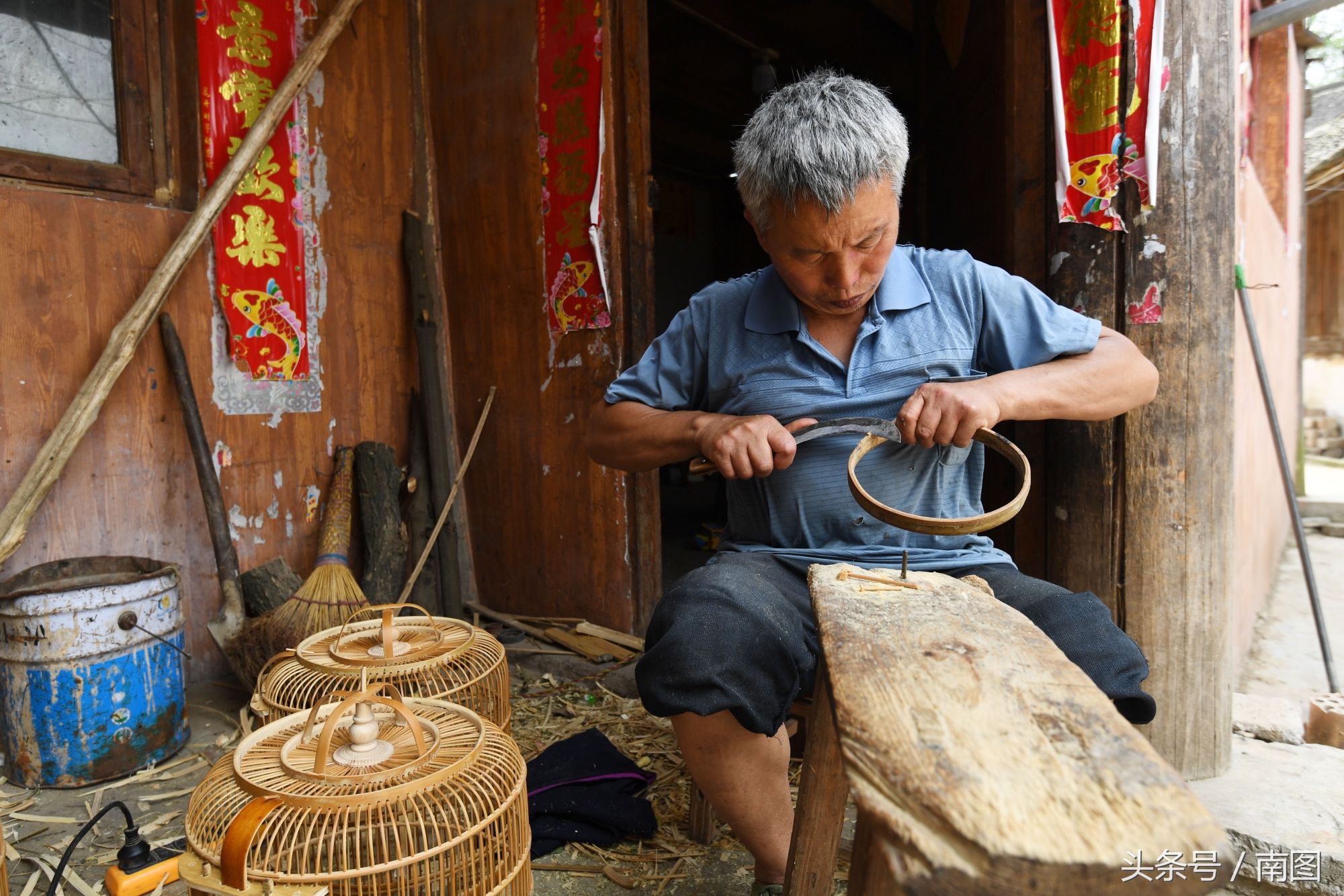 贵州一村庄农民编织鸟笼年入650万，400年鸟笼借网络畅销欧美