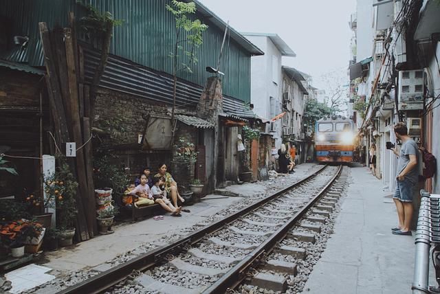 当火车从门前经过 Hanoi Train Street