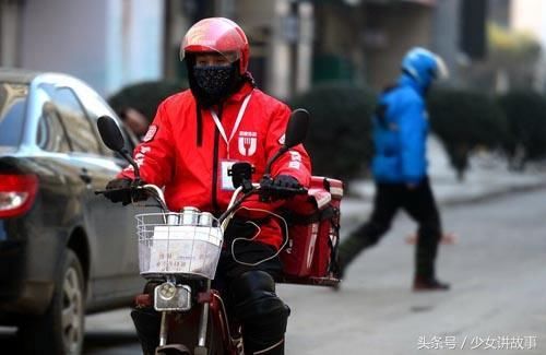 [故事]父亲送外卖接到一个大单，送到货觉得不对劲，他连忙报了警