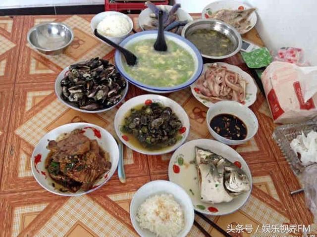 沿海渔民的日常饮食，这一桌子海鲜真是壕，拇指大的鲍鱼了解一下