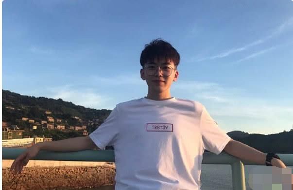 因抖音直播成网红,上快本大火被于正签约,连何