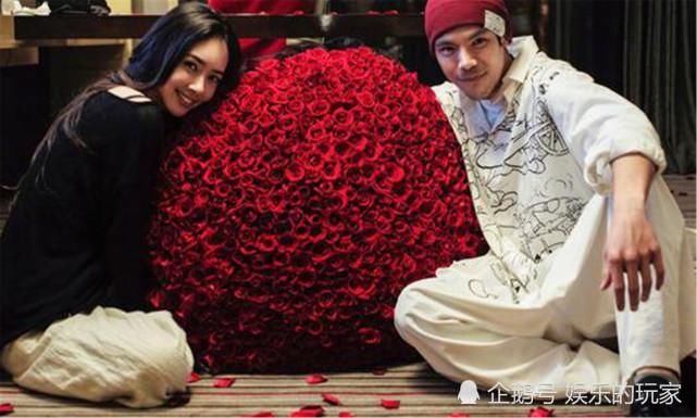 向佐情场职场兼得，继获奖之后，妻子又于中秋节产女！