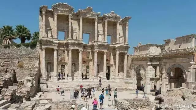 史上最早的坐式公厕，贵族富人专用，冬天要让穷人把厕所捂热