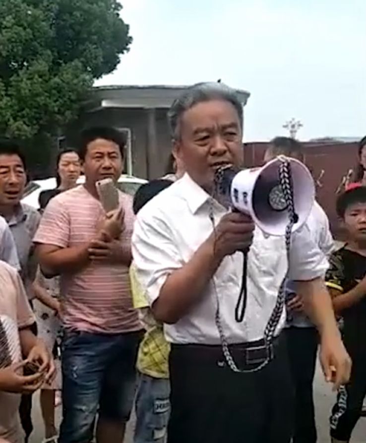 女副局长发飙被批,领导干部该咋接访?学学这位