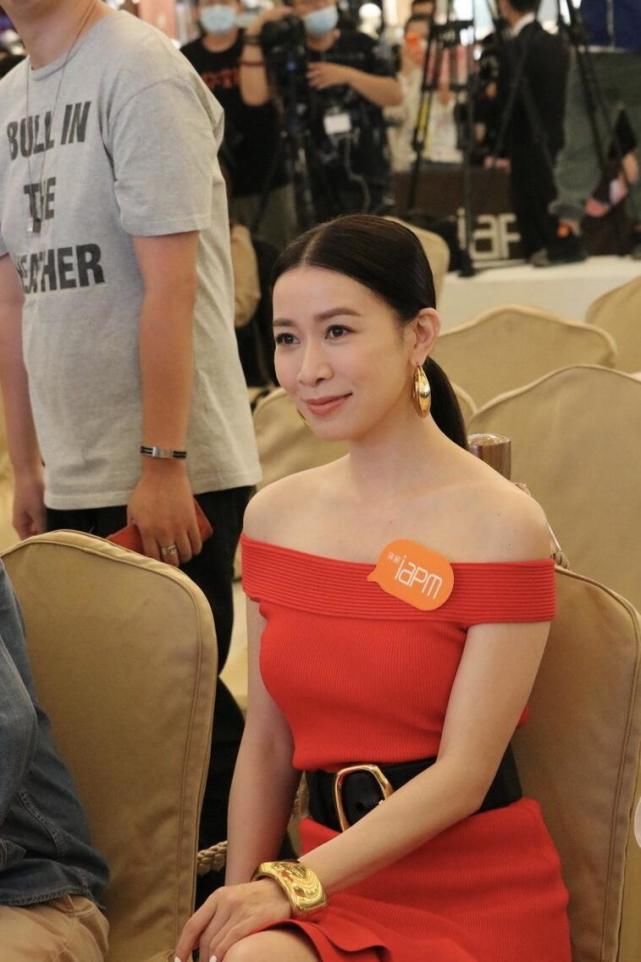 佘诗曼是真的嫩，穿一身红色连衣裙配长筒靴，70后硬活成90后