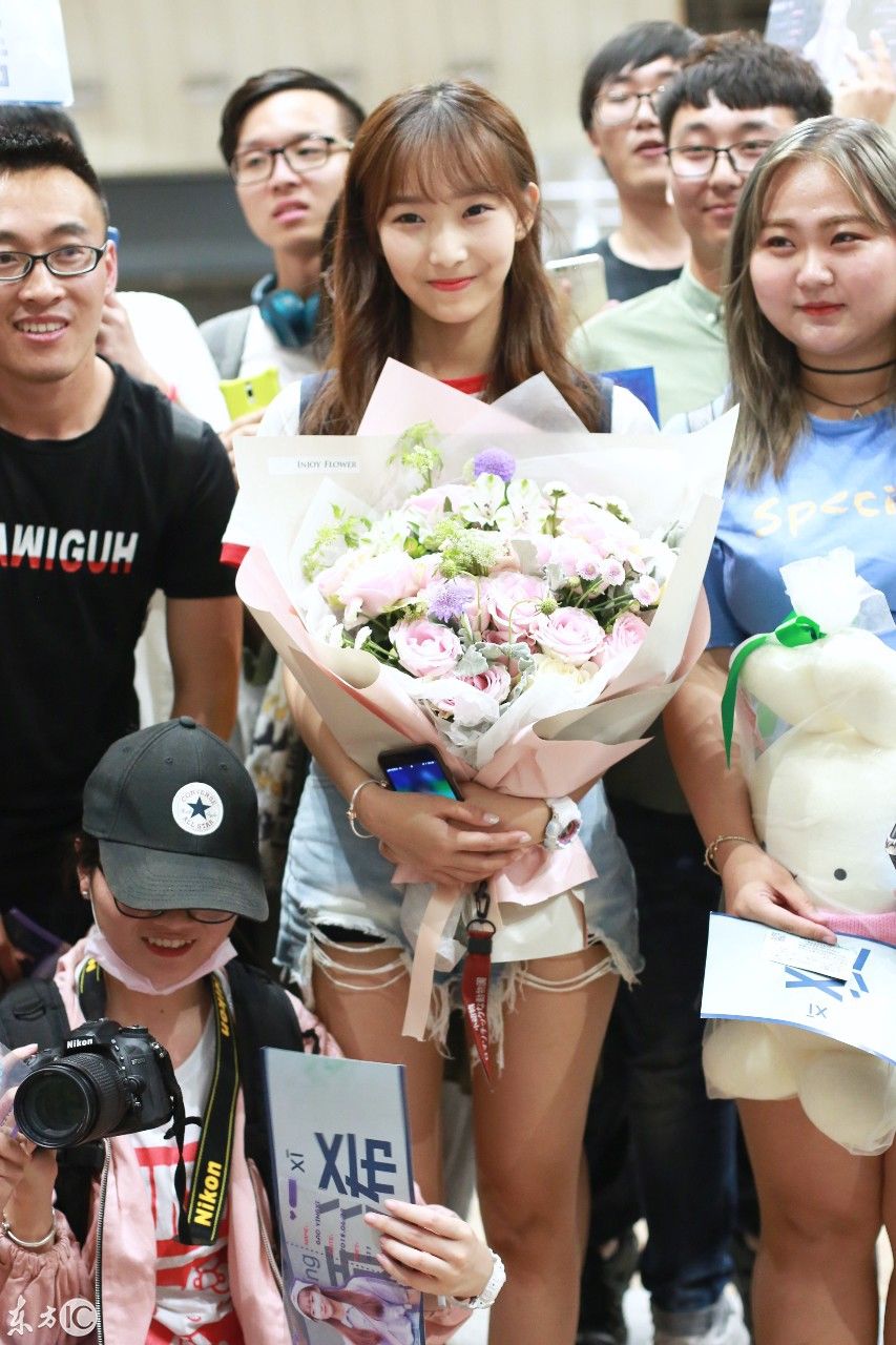 创造101高颖浠现身北京机场 牛仔裙好多毛边