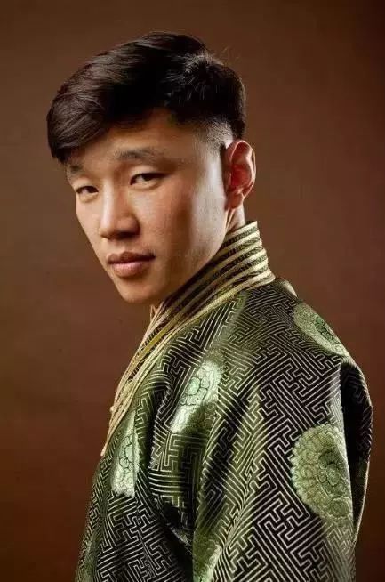 厉害了!赤峰小伙儿傲日其楞获得《星光大道》