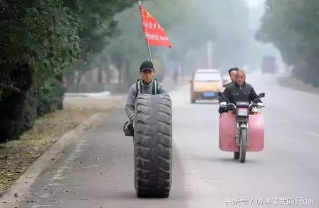 为什么很多徒步旅行的人，都要滚一个轮胎？原因让人哭笑不得
