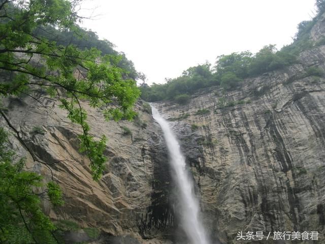 距西安约2小时路程，有个天然的彩虹瀑布，每天仅有5小时观赏时间