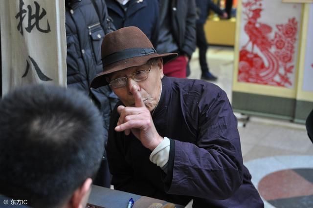 老板车祸破产,酒肉兄弟不见一个,算命先生:贵人在眼前