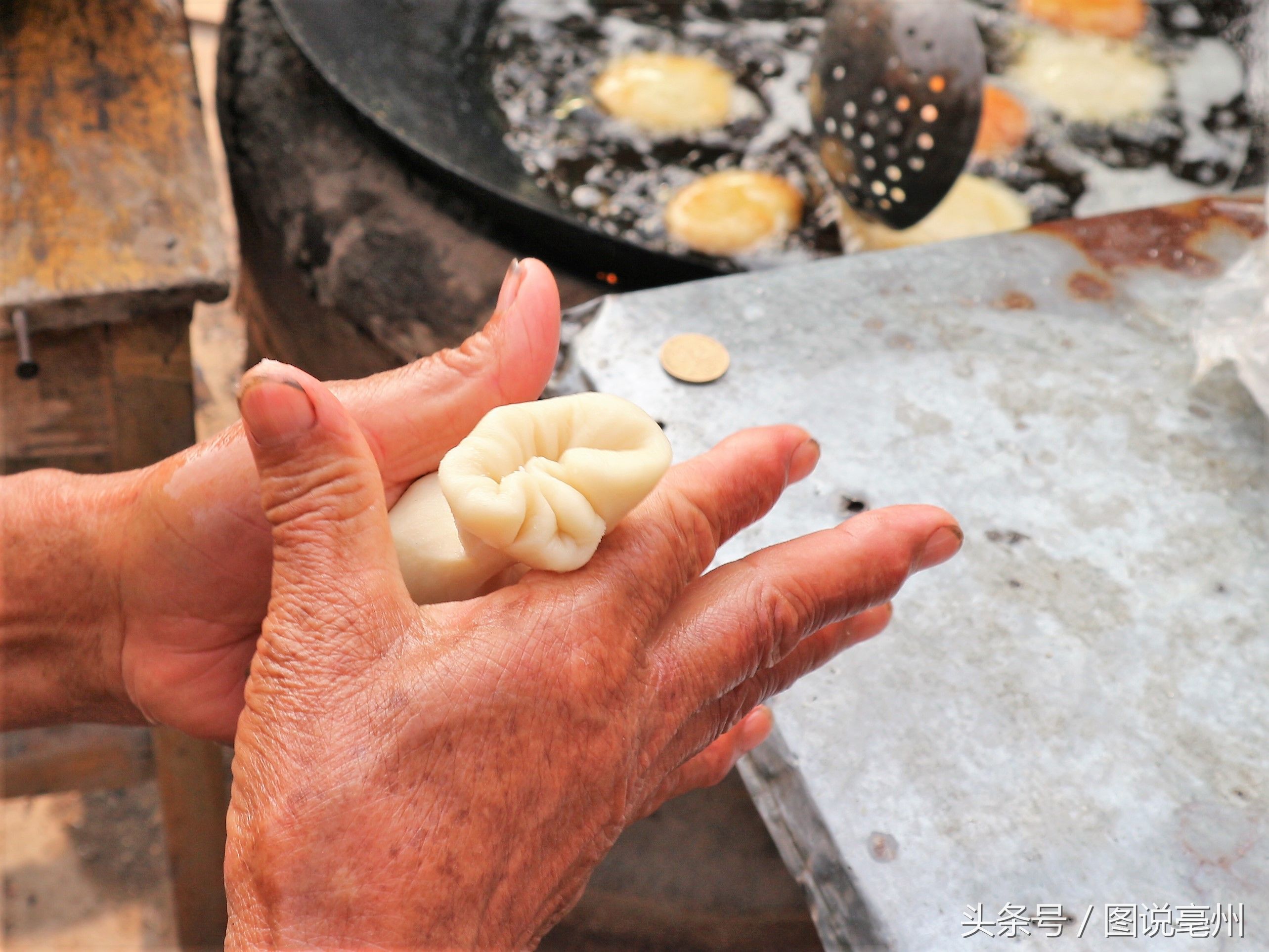 农村老人做不起眼的生意，一元钱一个，来晚的顾客买不到