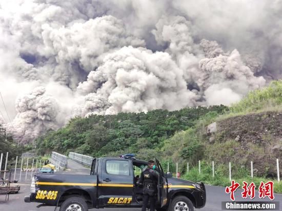 危地马拉富埃戈火山喷发 警察在火山灰中蹒跚而行