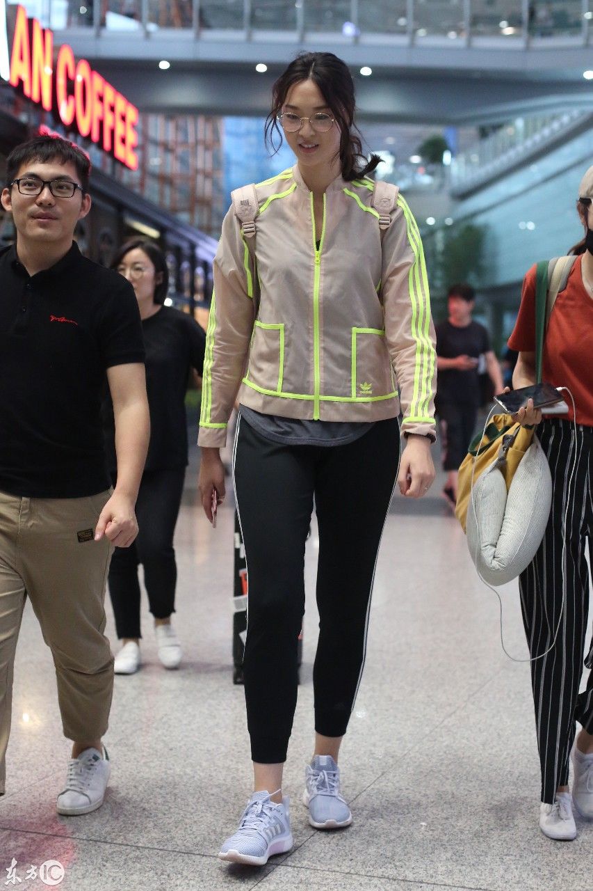 女排运动员惠若琪婚后低调现身北京机场 运动搭配成机场风景线