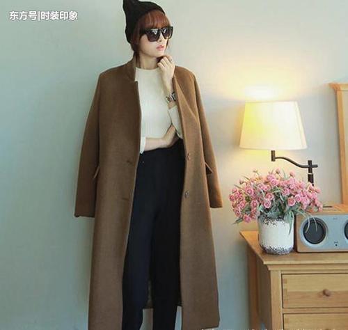 别傻傻穿羽绒服,呢大衣+卫衣裙,经典搭配更减