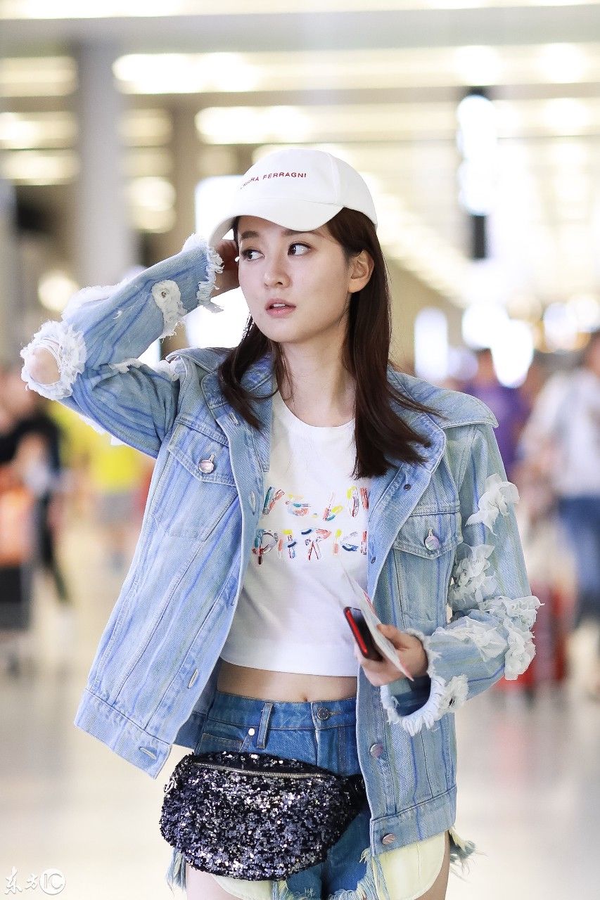 乔欣穿破洞牛仔外套搭配牛仔短裤,戴白色帽子