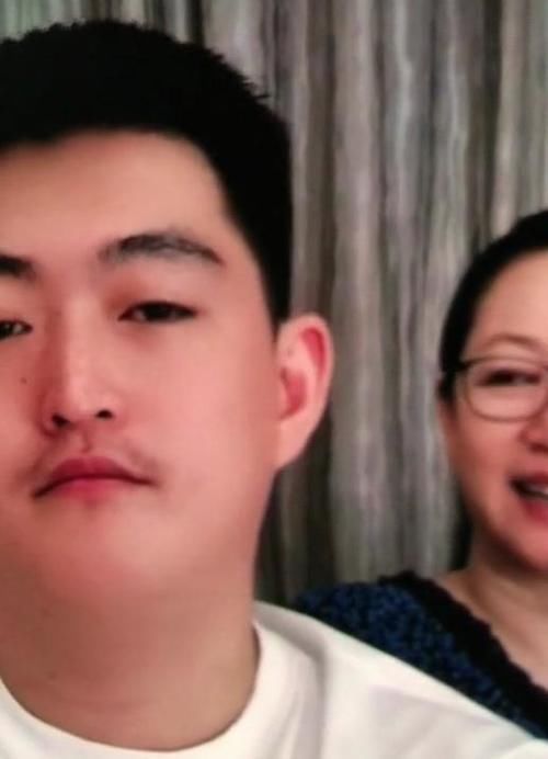 赵本山小儿子与55岁母亲直播，透露工资7500，母亲富态美丽