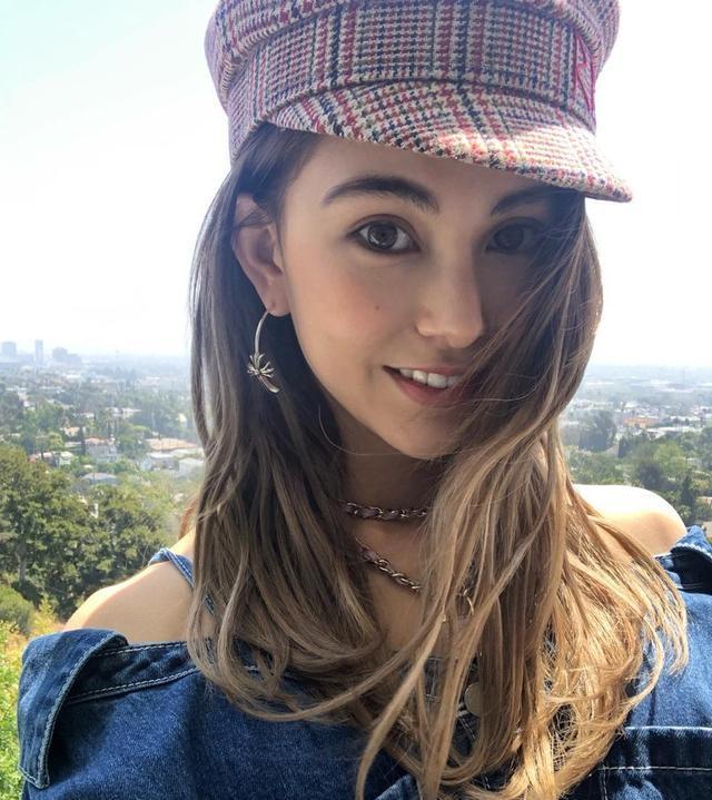 昆凌穿复古牛仔裙小露香肩秀美腿,头戴贝雷帽