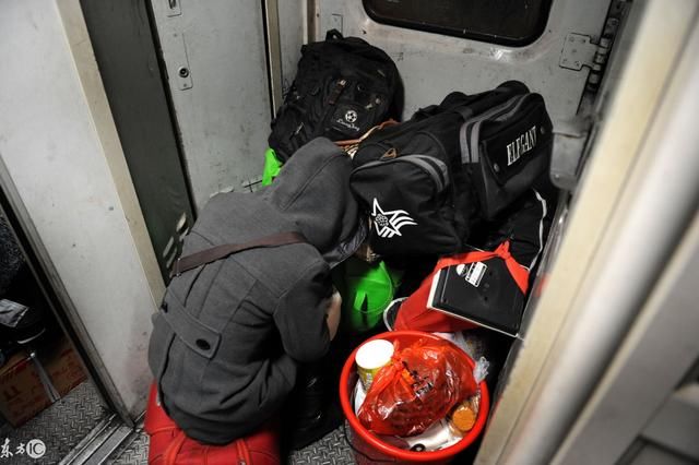 春运路上的一男子,牛吹爆了,尴尬到直接打脸