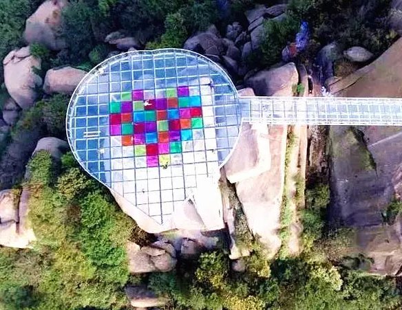 比张家界玻璃栈道刺激520倍！心形玻璃栈道超想去！