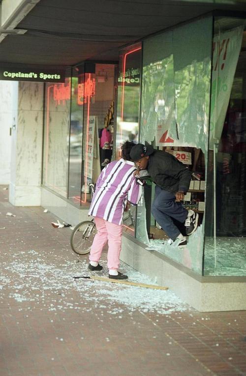 92年美国洛杉矶种族骚乱死伤2000人:黑人和韩