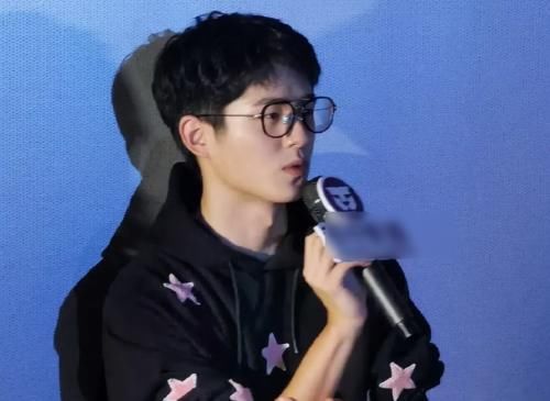 刘昊然被男粉喊老公？看清他的表情后，怪不得男生也心动了！