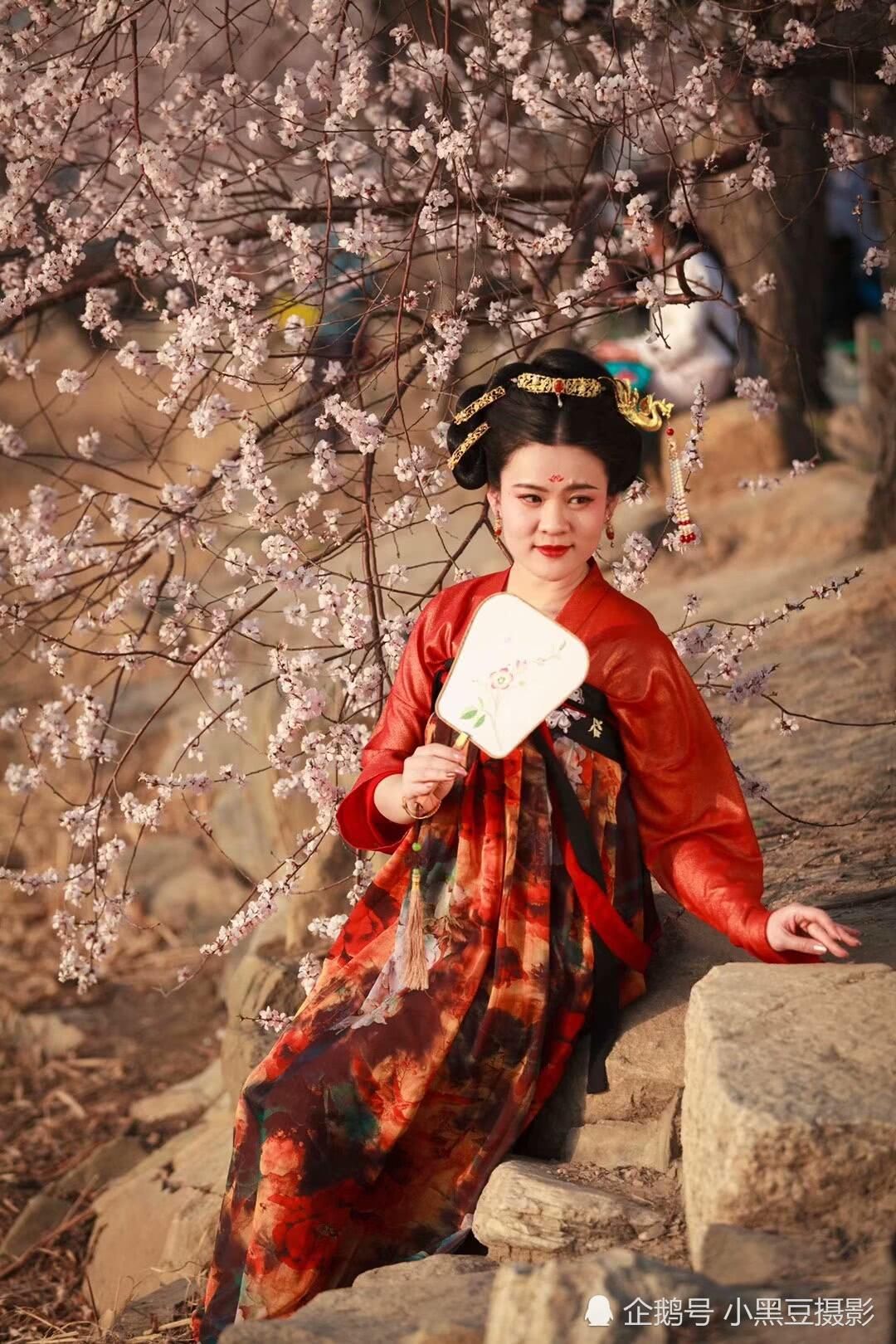 颐和园惊现唐朝女子，人面桃花媲美《猫妖传》