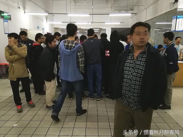 实拍 :广东某人才市场，今天是大年初六，找工作的人已经明显增多