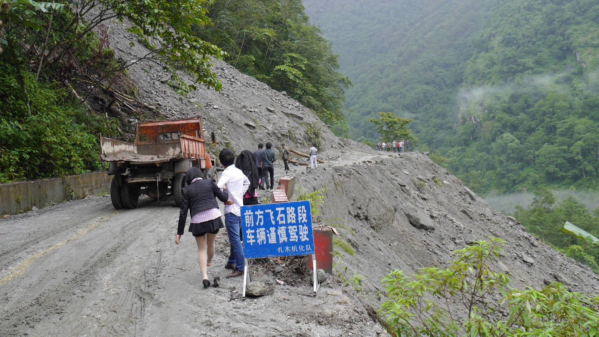 我国最艰险的道路，修路过程中有两百人牺牲，开车一次就报废