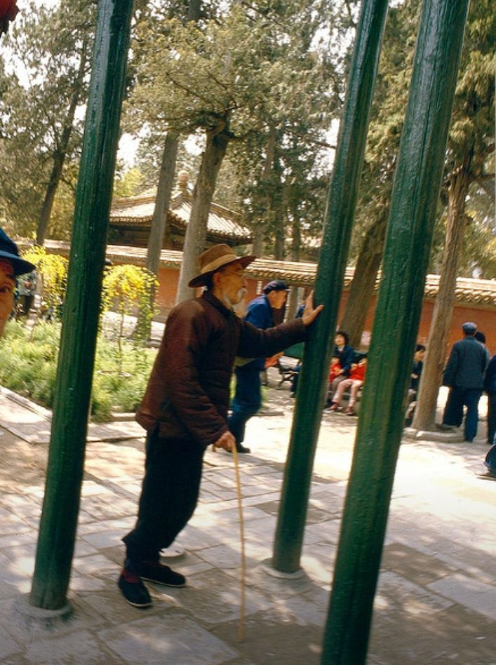 1985年的故宫:游客络绎不绝,老人忆往昔儿童乐